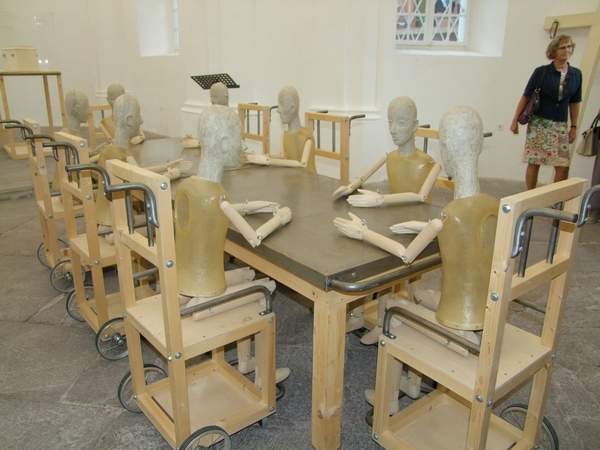 Katera izmed osmih deklet bo prva? Umrla.